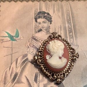 VINTAGE 1970s AVON CAMEO LOCKET BROOCH, Edwardian Style, Coral, Signed